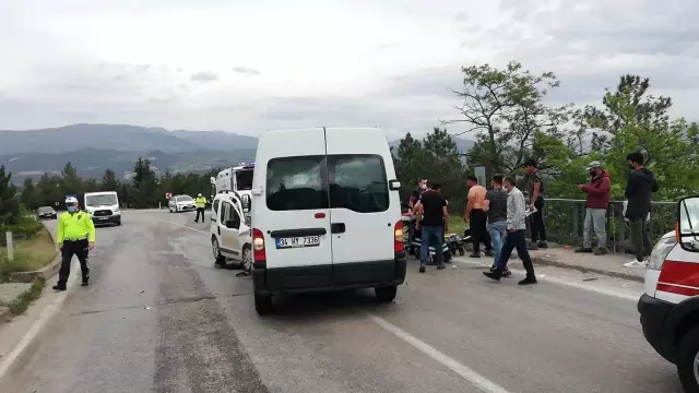 Tokat'ta iki araç kafa kafaya çarpıştı: 4 yaralı Tokat'ta iki araç kafa kafaya çarpıştı: 4 yaralı