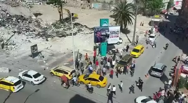 Taş ve sopalar havada uçuştu! Yıkım işçileri ile gürültüden rahatsız olan vatandaş birbirine girdi Taş ve sopalar havada uçuştu! Yıkım işçileri ile gürültüden rahatsız olan vatandaş birbirine girdi