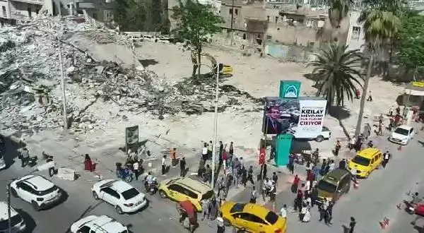 Taş ve sopalar havada uçuştu! Yıkım işçileri ile gürültüden rahatsız olan vatandaş birbirine girdi Taş ve sopalar havada uçuştu! Yıkım işçileri ile gürültüden rahatsız olan vatandaş birbirine girdi