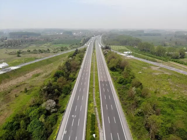 Trafiğin durma noktasına geldiği otoyol bugün kamyonlara kaldı Trafiğin durma noktasına geldiği otoyol bugün kamyonlara kaldı