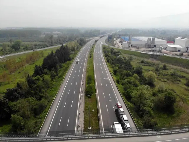 Trafiğin durma noktasına geldiği otoyol bugün kamyonlara kaldı Trafiğin durma noktasına geldiği otoyol bugün kamyonlara kaldı