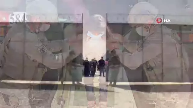 Türk askeri çocukları mutlu etmeye devam ediyor Türk askeri çocukları mutlu etmeye devam ediyor