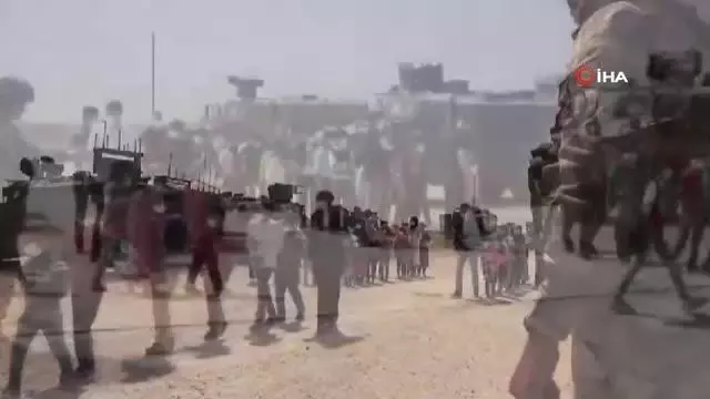 Türk askeri çocukları mutlu etmeye devam ediyor Türk askeri çocukları mutlu etmeye devam ediyor