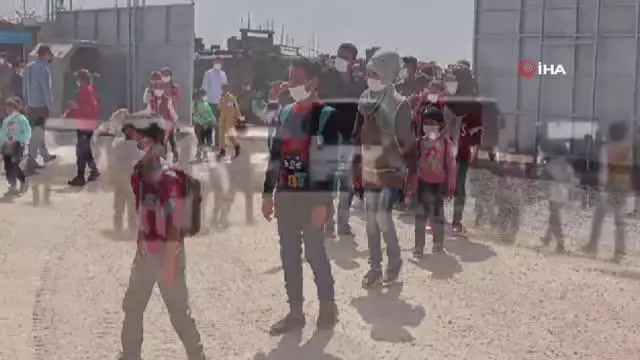 Türk askeri çocukları mutlu etmeye devam ediyor Türk askeri çocukları mutlu etmeye devam ediyor