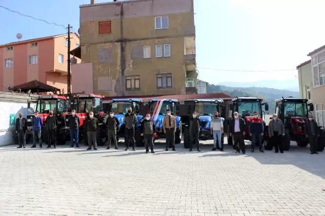 Türkeli'de orman köylülerinin traktörleri teslim edildi Türkeli'de orman köylülerinin traktörleri teslim edildi