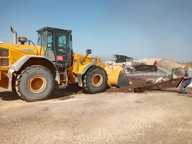 Tutuşan asfalt malzemelerini itfaiye söndürdü