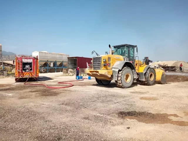 Tutuşan asfalt malzemelerini itfaiye söndürdü