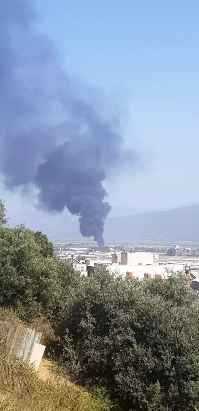 Tutuşan asfalt malzemelerini itfaiye söndürdü