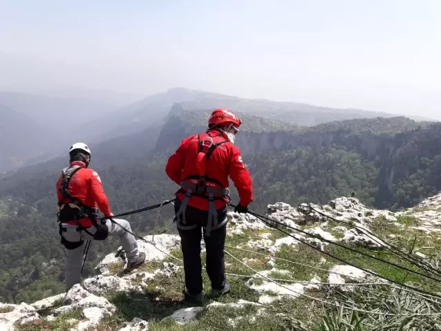 Uçurumda mahsur kalan keçiyi AKUT gönüllüleri kurtardı Uçurumda mahsur kalan keçiyi AKUT gönüllüleri kurtardı