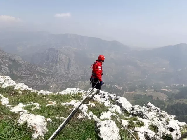 Uçurumda mahsur kalan keçiyi AKUT gönüllüleri kurtardı Uçurumda mahsur kalan keçiyi AKUT gönüllüleri kurtardı