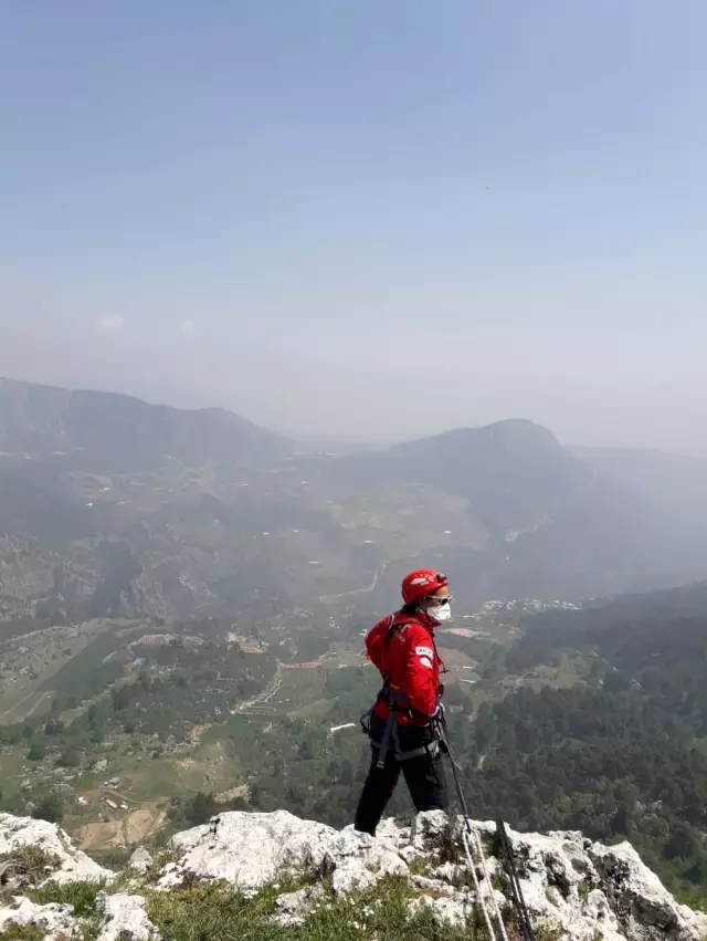 Uçurumda mahsur kalan keçiyi AKUT gönüllüleri kurtardı Uçurumda mahsur kalan keçiyi AKUT gönüllüleri kurtardı