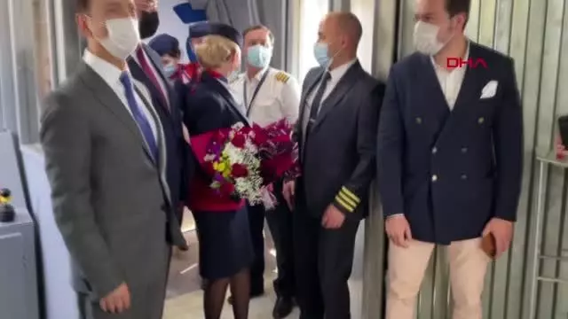 UKRAYNALI TURİST KAFİLESİ ÇİÇEKLERLE KARŞILANDI UKRAYNALI TURİST KAFİLESİ ÇİÇEKLERLE KARŞILANDI