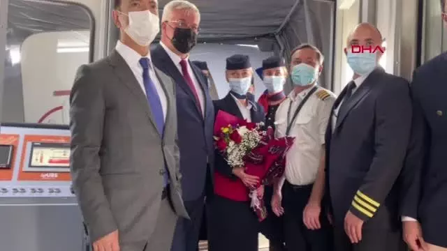 UKRAYNALI TURİST KAFİLESİ ÇİÇEKLERLE KARŞILANDI UKRAYNALI TURİST KAFİLESİ ÇİÇEKLERLE KARŞILANDI