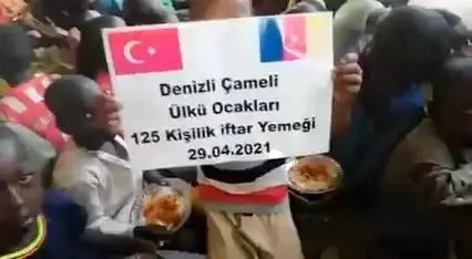 Ülkü gençlerden Afrika'da iftar yemeği Ülkü gençlerden Afrika'da iftar yemeği