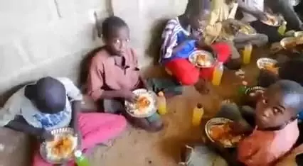 Ülkü gençlerden Afrika'da iftar yemeği Ülkü gençlerden Afrika'da iftar yemeği