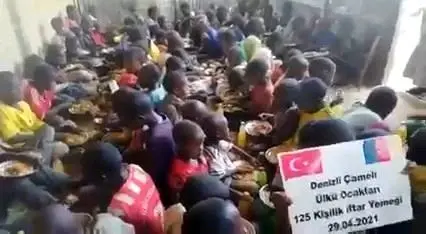 Ülkü gençlerden Afrika'da iftar yemeği Ülkü gençlerden Afrika'da iftar yemeği