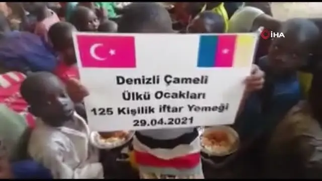 Ülkü gençlerden Afrika'da iftar yemeği Ülkü gençlerden Afrika'da iftar yemeği
