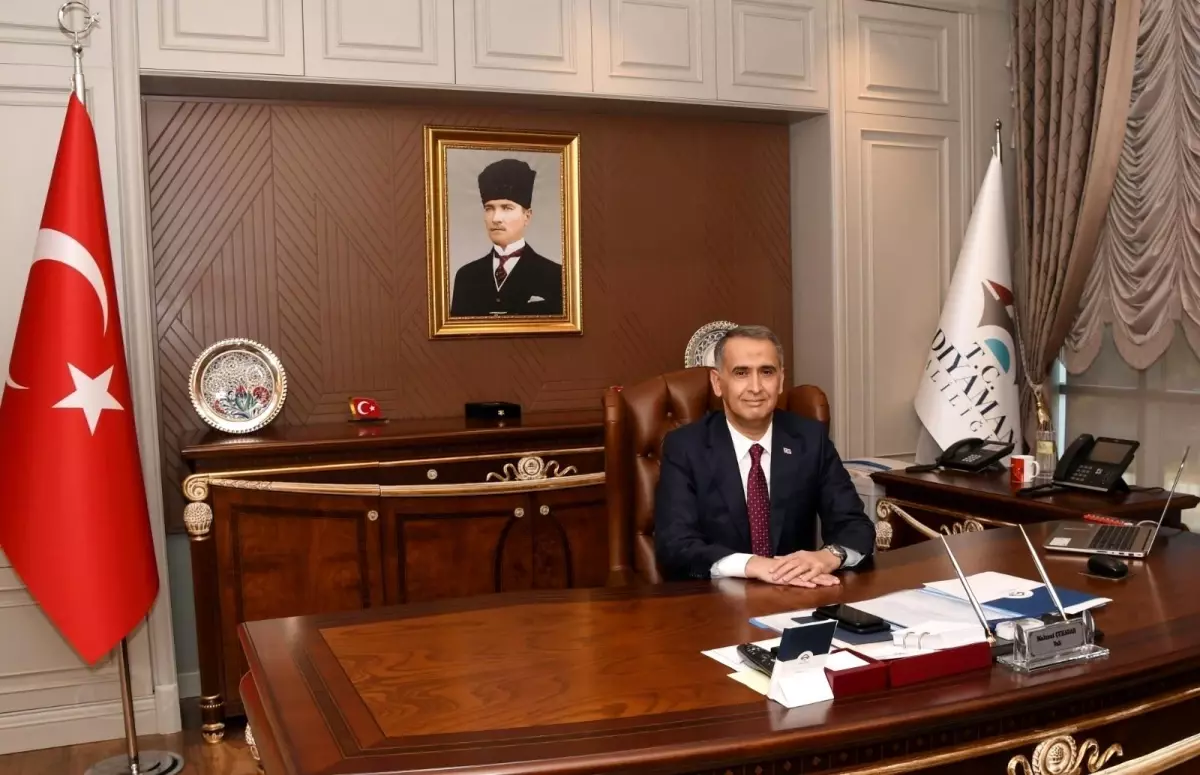 Vali Çuhadar 1 Mayıs'ı kutladı 1 vali cuhadar 1 mayis i kutladi 14102226 amp
