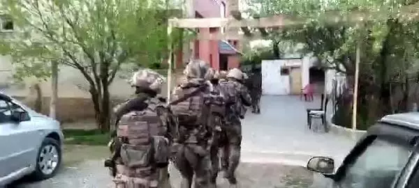 VAN'DA TAKSİCİ CİNAYETİ ZANLISI, 15 YIL SONRA TUTUKLANDI VAN'DA TAKSİCİ CİNAYETİ ZANLISI, 15 YIL SONRA TUTUKLANDI