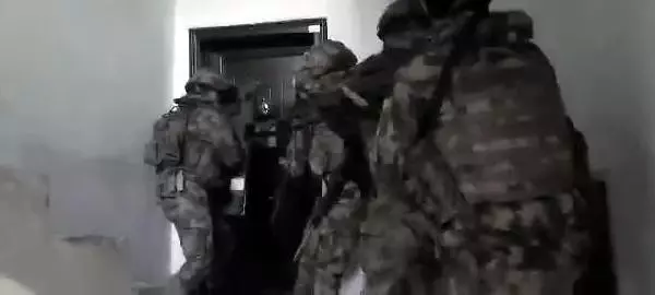 VAN'DA TAKSİCİ CİNAYETİ ZANLISI, 15 YIL SONRA TUTUKLANDI VAN'DA TAKSİCİ CİNAYETİ ZANLISI, 15 YIL SONRA TUTUKLANDI