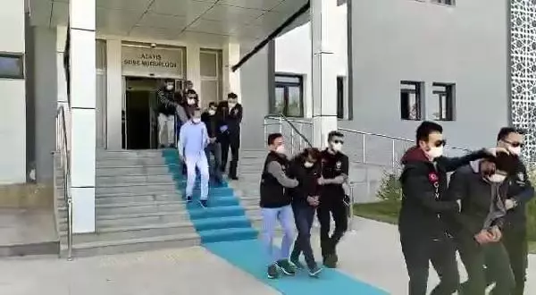VAN'DA TAKSİCİ CİNAYETİ ZANLISI, 15 YIL SONRA TUTUKLANDI VAN'DA TAKSİCİ CİNAYETİ ZANLISI, 15 YIL SONRA TUTUKLANDI