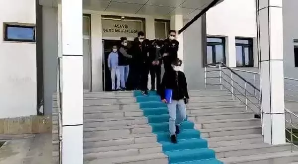 VAN'DA TAKSİCİ CİNAYETİ ZANLISI, 15 YIL SONRA TUTUKLANDI VAN'DA TAKSİCİ CİNAYETİ ZANLISI, 15 YIL SONRA TUTUKLANDI