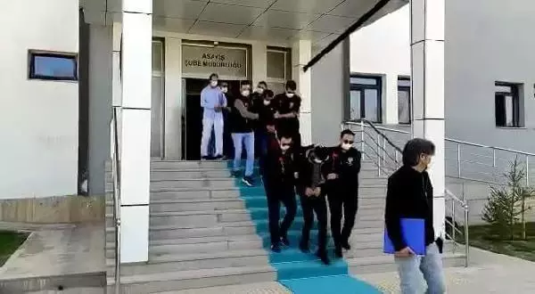VAN'DA TAKSİCİ CİNAYETİ ZANLISI, 15 YIL SONRA TUTUKLANDI VAN'DA TAKSİCİ CİNAYETİ ZANLISI, 15 YIL SONRA TUTUKLANDI