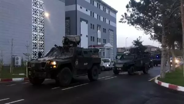 VAN'DA TAKSİCİ CİNAYETİ ZANLISI, 15 YIL SONRA TUTUKLANDI VAN'DA TAKSİCİ CİNAYETİ ZANLISI, 15 YIL SONRA TUTUKLANDI