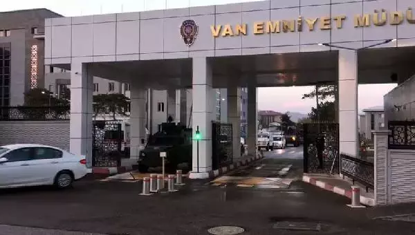 VAN'DA TAKSİCİ CİNAYETİ ZANLISI, 15 YIL SONRA TUTUKLANDI VAN'DA TAKSİCİ CİNAYETİ ZANLISI, 15 YIL SONRA TUTUKLANDI