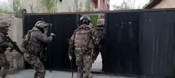 VAN'DA TAKSİCİ CİNAYETİ ZANLISI, 15 YIL SONRA TUTUKLANDI VAN'DA TAKSİCİ CİNAYETİ ZANLISI, 15 YIL SONRA TUTUKLANDI