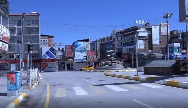 Van'da tam kapanma sürecinin ilk gününde sokaklar boş kaldı Van'da tam kapanma sürecinin ilk gününde sokaklar boş kaldı
