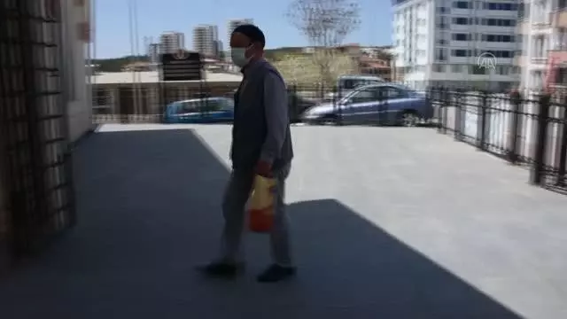 Vatandaşlar tam kapanmada Cuma namazını camilerde kıldı Vatandaşlar tam kapanmada Cuma namazını camilerde kıldı