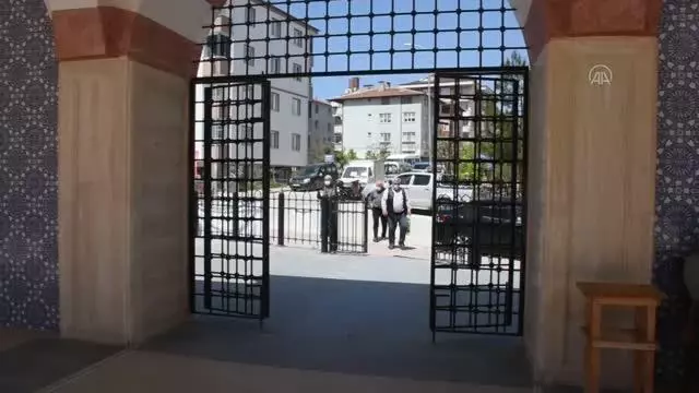 Vatandaşlar tam kapanmada Cuma namazını camilerde kıldı Vatandaşlar tam kapanmada Cuma namazını camilerde kıldı