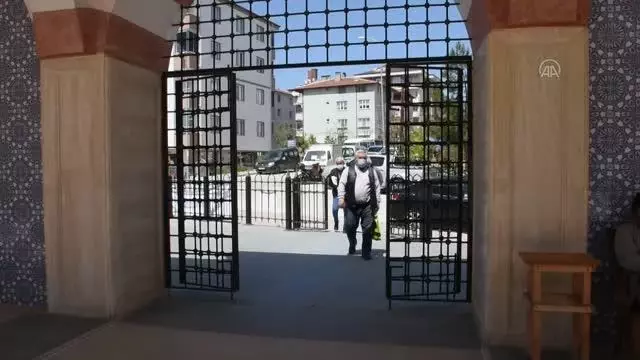 Vatandaşlar tam kapanmada Cuma namazını camilerde kıldı Vatandaşlar tam kapanmada Cuma namazını camilerde kıldı