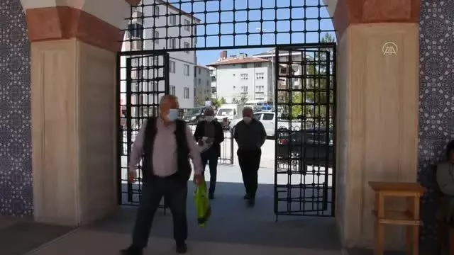 Vatandaşlar tam kapanmada Cuma namazını camilerde kıldı Vatandaşlar tam kapanmada Cuma namazını camilerde kıldı