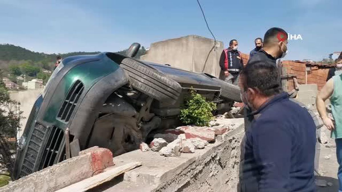 Yan yatan araçta bahçeye düşmekten şans eseri kurtuldu