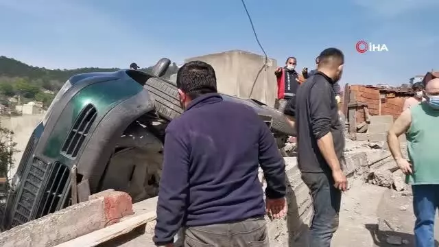 Yan yatan araçta bahçeye düşmekten şans eseri kurtuldu Yan yatan araçta bahçeye düşmekten şans eseri kurtuldu