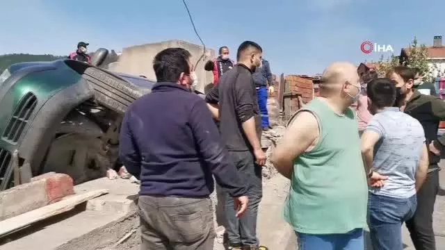 Yan yatan araçta bahçeye düşmekten şans eseri kurtuldu Yan yatan araçta bahçeye düşmekten şans eseri kurtuldu