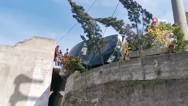 Yan yatan araçta bahçeye düşmekten şans eseri kurtuldu Yan yatan araçta bahçeye düşmekten şans eseri kurtuldu