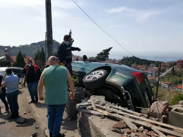 Yan yatan araçta bahçeye düşmekten şans eseri kurtuldu Yan yatan araçta bahçeye düşmekten şans eseri kurtuldu