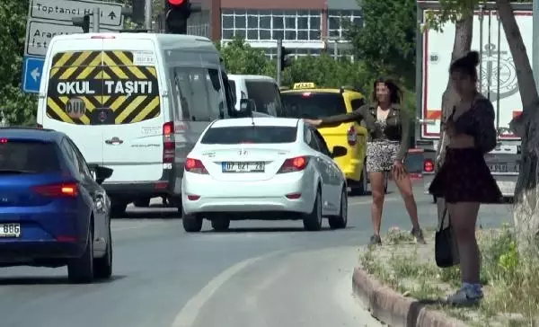 Sokağa çıkma yasağına rağmen caddede fuhuş pazarlığı Sokağa çıkma yasağına rağmen caddede fuhuş pazarlığı