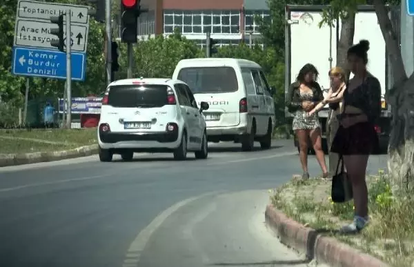 Sokağa çıkma yasağına rağmen caddede fuhuş pazarlığı