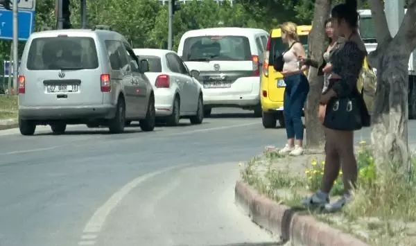 Sokağa çıkma yasağına rağmen caddede fuhuş pazarlığı Sokağa çıkma yasağına rağmen caddede fuhuş pazarlığı