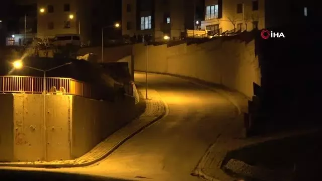 Yüksekova'da 17 günlük tam kısıtlama başladı, sokaklar sessiz kaldı Yüksekova'da 17 günlük tam kısıtlama başladı, sokaklar sessiz kaldı