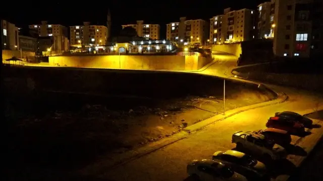 Yüksekova'da 17 günlük tam kısıtlama başladı, sokaklar sessiz kaldı Yüksekova'da 17 günlük tam kısıtlama başladı, sokaklar sessiz kaldı