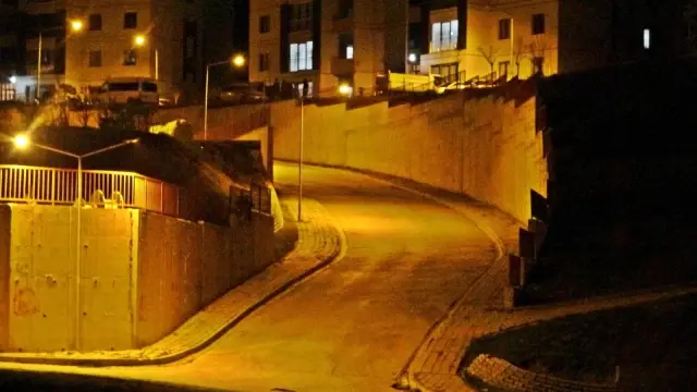 Yüksekova'da 17 günlük tam kısıtlama başladı, sokaklar sessiz kaldı Yüksekova'da 17 günlük tam kısıtlama başladı, sokaklar sessiz kaldı