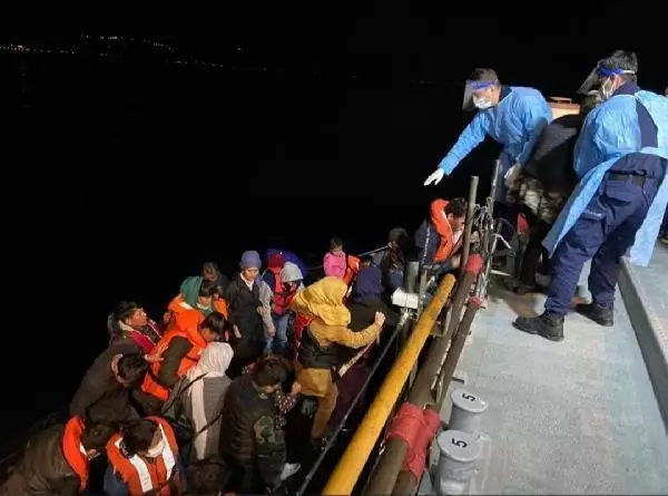Yunanistan'ın ölüme terk ettiği 56 kaçak göçmen kurtarıldı Yunanistan'ın ölüme terk ettiği 56 kaçak göçmen kurtarıldı
