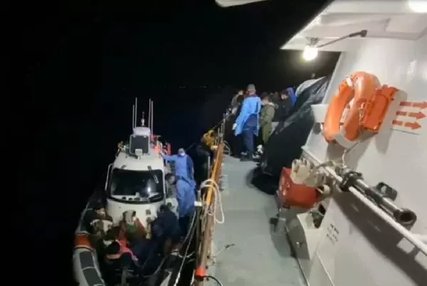 Yunanistan'ın ölüme terk ettiği 56 kaçak göçmen kurtarıldı Yunanistan'ın ölüme terk ettiği 56 kaçak göçmen kurtarıldı
