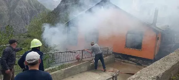 YUSUFELİ'NDE 2 KATLI EV YANDI YUSUFELİ'NDE 2 KATLI EV YANDI