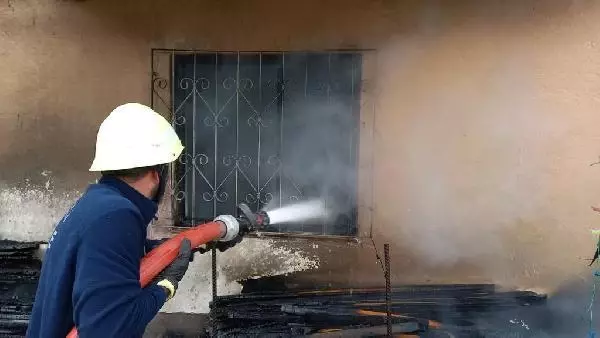 YUSUFELİ'NDE 2 KATLI EV YANDI YUSUFELİ'NDE 2 KATLI EV YANDI